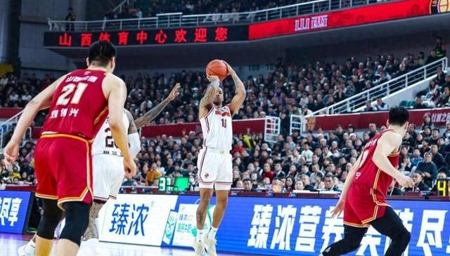 开云体育-比赛中发生裁判失误争议，广播现场热议