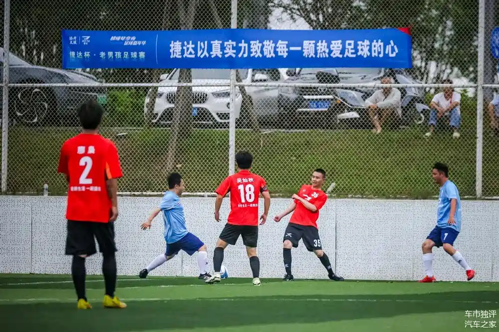 世界级足球比赛点燃了球迷们对足球的热爱