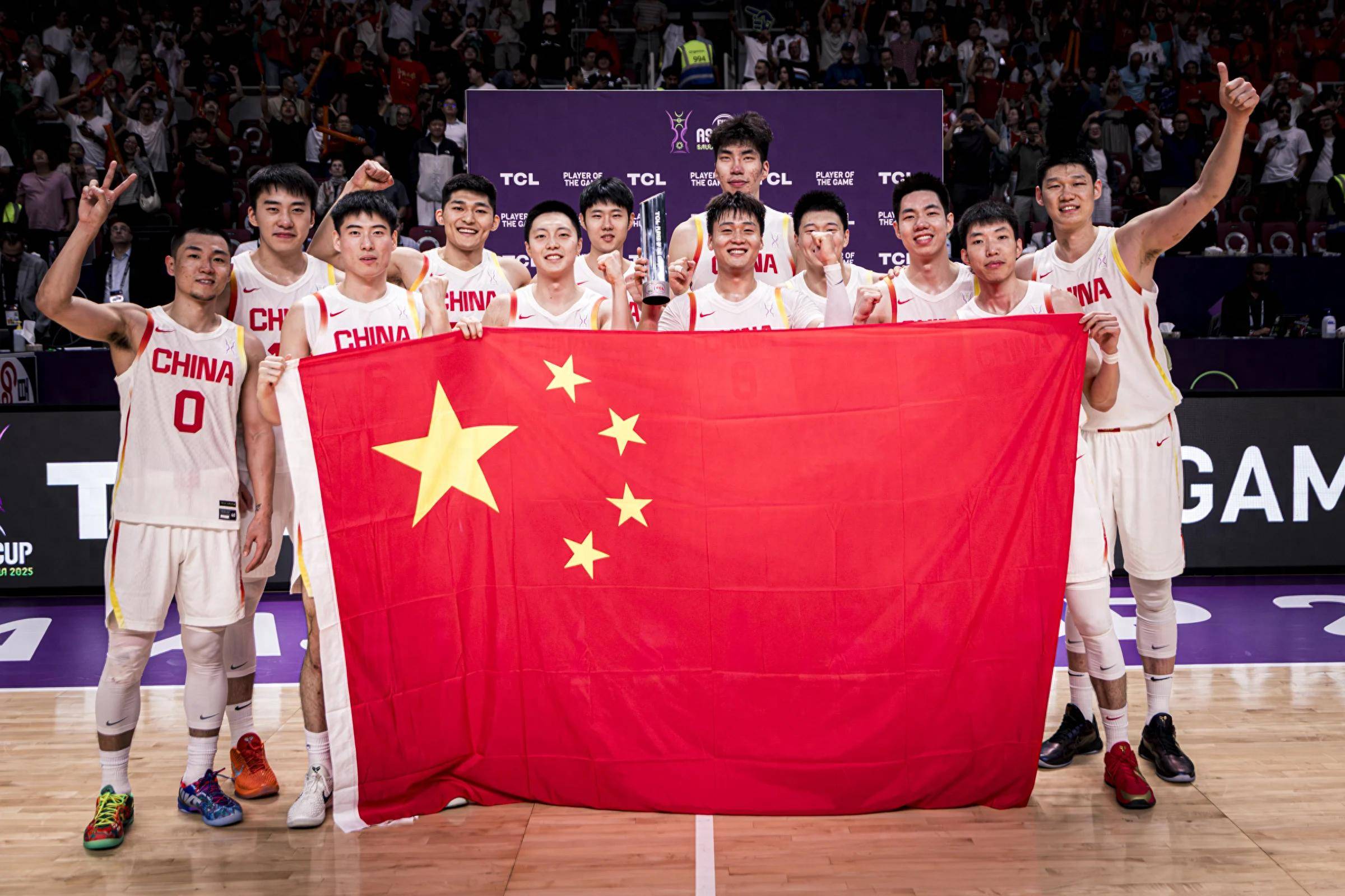 篮球联赛榜首之战：球队为了领跑做出最后冲刺的简单介绍